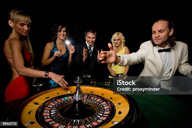 Foto de Roleta No Casino e mais fotos de stock de Acaso - Acaso, Adulto, Amizade