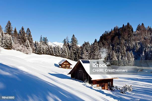 Photo libre de droit de Idyllique Dans Le Paysage Dhiver Alpes banque d'images et plus d'images libres de droit de Foyer de cheminée - Foyer de cheminée, Maison forestière, Alpes européennes