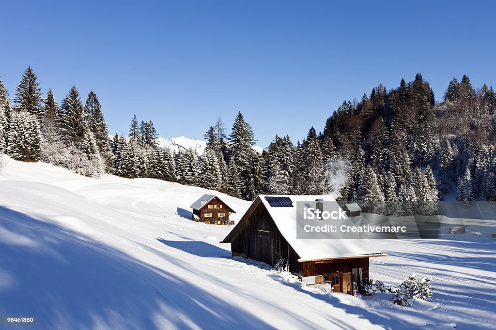 のどかな冬のアルプスの景色 - 丸太小屋のロイヤリティフリーストックフォト