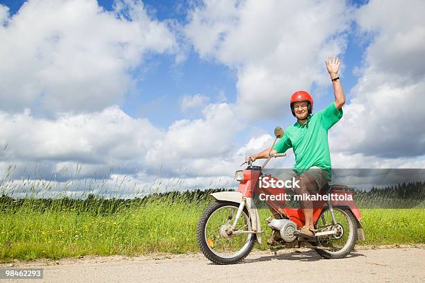 Glücklicher Mann Aus Einem Moped Stockfoto und mehr Bilder von 50-54 Jahre - 50-54 Jahre, Moped, Männer