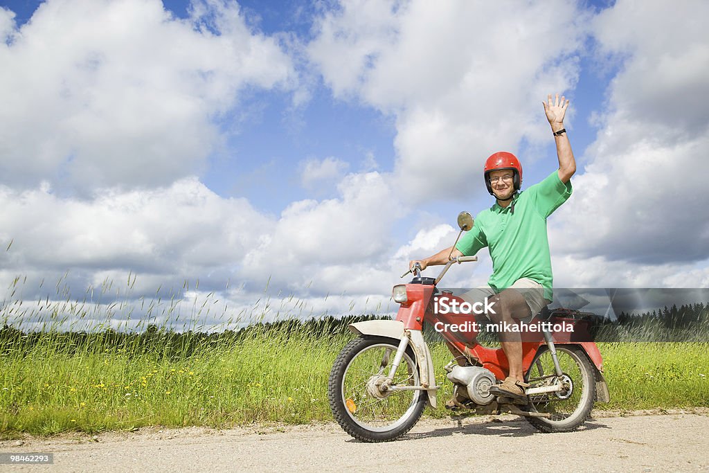 Heureux homme au volant d'une Mobylette - Photo de 50-54 ans libre de droits