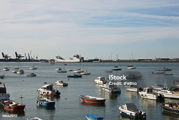 Bilbao Al Puerto Foto de stock y más banco de imágenes de Bilbao - Bilbao, Dársena, Muelle comercial