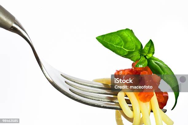 Foto de Espaguete Com Molho Pesto De Tomate e mais fotos de stock de Comida - Comida, Comida e bebida, Comida italiana