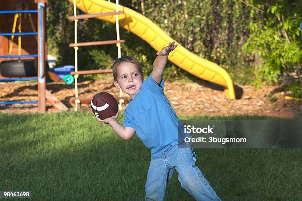 뒷뜰에서 Playerquarterback 아이에 대한 스톡 사진 및 기타 이미지 - 아이, 미식 축구, 미식 축구공