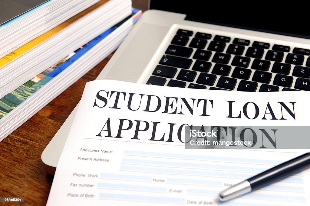 Estudiante préstamo aplicación en blanco sobre un escritorio - Foto de stock de Color - Tipo de imagen libre de derechos