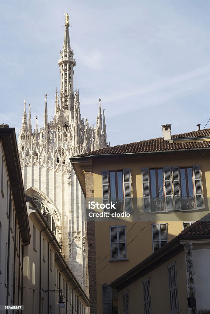 Milão (Itália)-Catedral e casas antigas - Foto de stock de Anos 1300 royalty-free