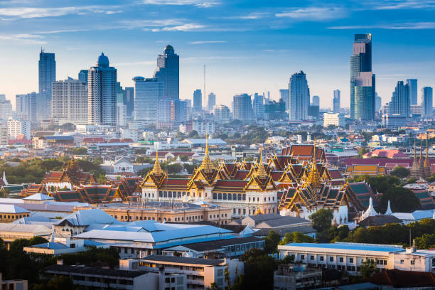 soluppg ång med grand palace i bangkok, thailand - bangkok bildbanksfoton och bilder