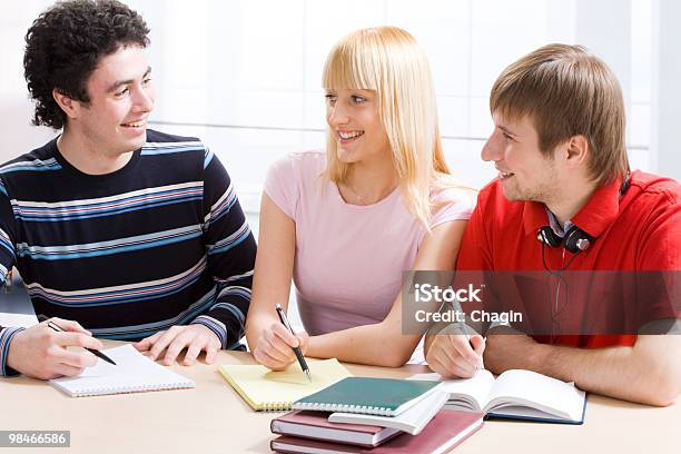 Gruppo Di Studenti - Fotografie stock e altre immagini di Adulto - Adulto, Allievo, Ambientazione interna