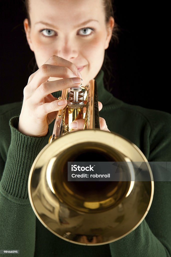 Schöne blonde Mädchen hält eine goldene Trompete - Lizenzfrei Blechblasinstrument Stock-Foto
