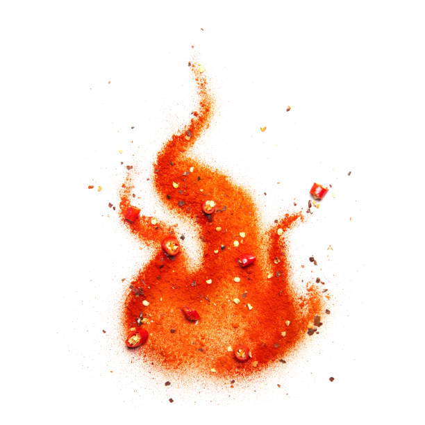 pimenta em pó, fatiadas de pimentão e flocos de pimenta, formando um fogo - red chili pepper - fotografias e filmes do acervo