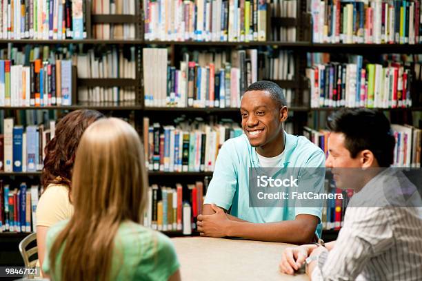 La Biblioteca Foto de stock y más banco de imágenes de 20 a 29 años - 20 a 29 años, Adulto joven, Africano-americano