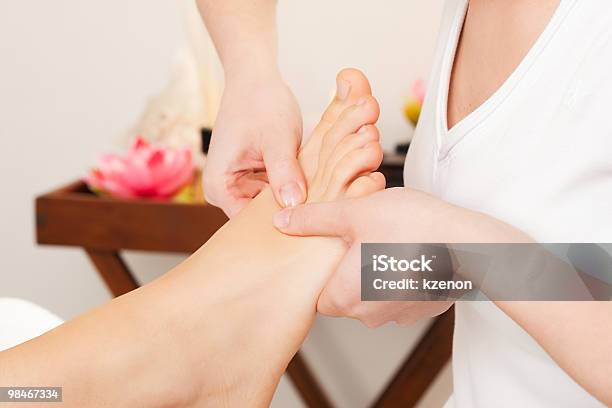 Spa Massagem Nos Pés - Fotografias de stock e mais imagens de Massagem nos Pés - Massagem nos Pés, Massagista, Reflexologia