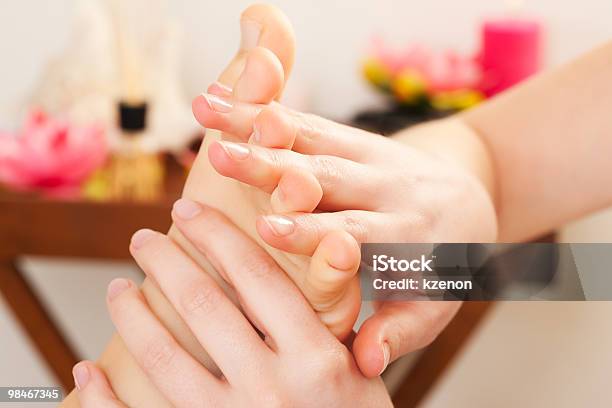 Piedi Massaggio In Una Spa - Fotografie stock e altre immagini di Adulto - Adulto, Bellezza, Benessere