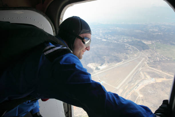 parachutist prima di saltare da un aereo - skydiving parachuting extreme sports airplane foto e immagini stock