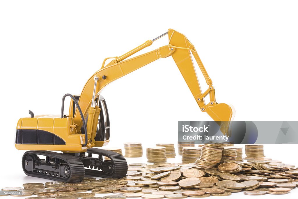 Yellow excavator Копать в Куча из монет - Стоковые фото Machinery роялти-фри