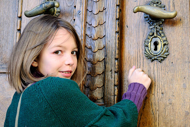 Ragazza bianco Bussare - foto stock