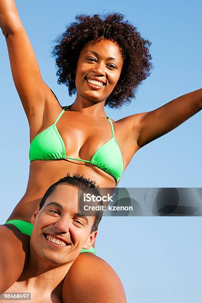 여름 비키니 소녀 동참시킵니다 남자 2명에 대한 스톡 사진 및 기타 이미지 - 2명, 긍정적인 감정 표현, 나름