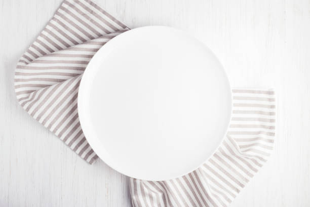 pusta biała płyta na drewnianym stole - striped textile tablecloth pattern zdjęcia i obrazy z banku zdjęć