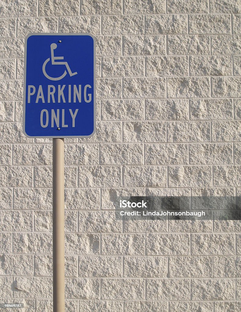 Behindertengerechte Parkplätze Schild mit weißen Textur Hintergrund und Kopie Raum - Lizenzfrei Andersfähigkeiten Stock-Foto