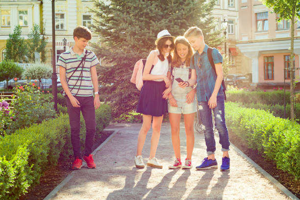 grupa szczęśliwych przyjaciół nastolatków 13, 14 lat spaceru wzdłuż ulicy miasta. - friendship early teens 13 14 years city street zdjęcia i obrazy z banku zdjęć