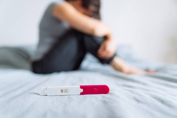 negative pregnancy test. sad woman on background - human fertility imagens e fotografias de stock