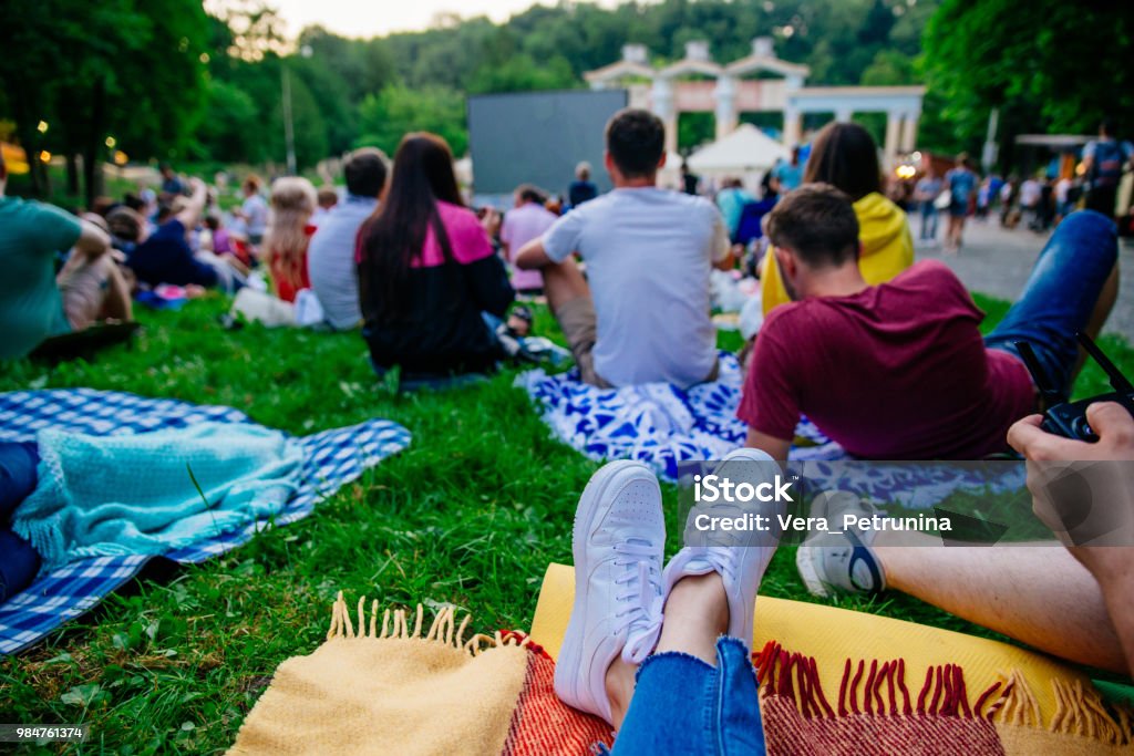 都市公園における戸外の映画館で映画を見ている人 - 映画館のロイヤリティフリーストックフォト