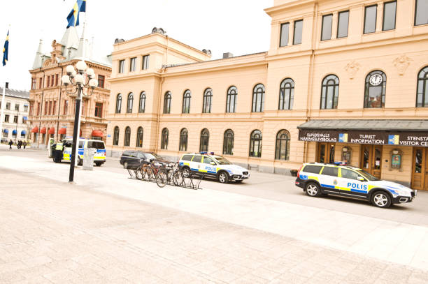 szwedzka policja patrol van i samochody zaparkowane poza sundsvall visitor / tourist information center - 7656 zdjęcia i obrazy z banku zdjęć