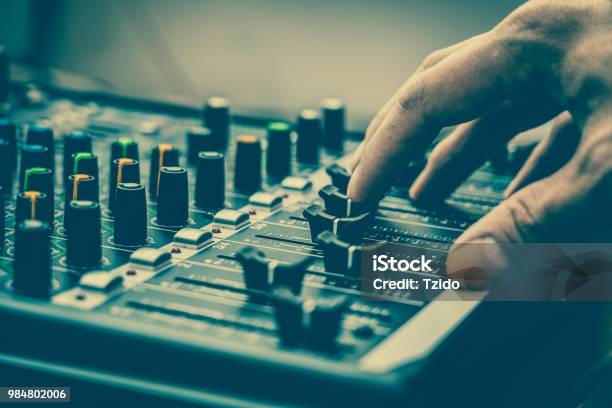 Closeup Mano Ajuste El Mezclador De Audio El Concepto De Equipo De Música Foto de stock y más banco de imágenes de Equipo de música