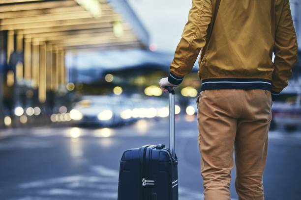 aeropuerto por la noche - taxi fotografías e imágenes de stock