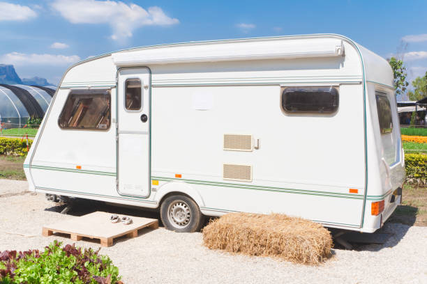 voiture-remorque caravane, dans le parking. - motor home park camping luxury photos et images de collection