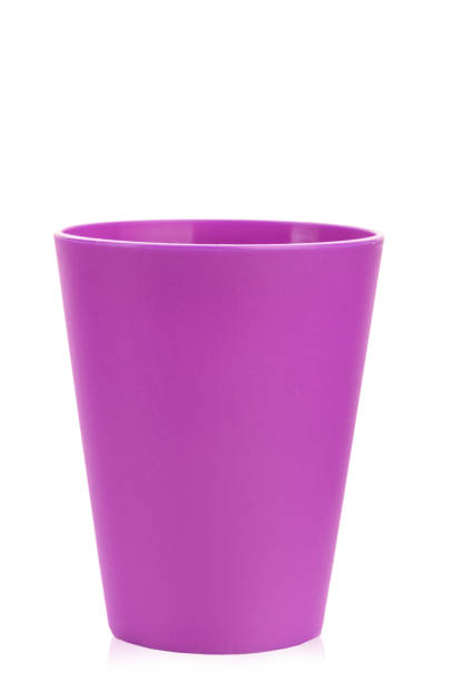 vetro di plastica colorato per le vacanze dei bambini su uno sfondo bianco isolato. - disposable cup plastic recycling cup foto e immagini stock