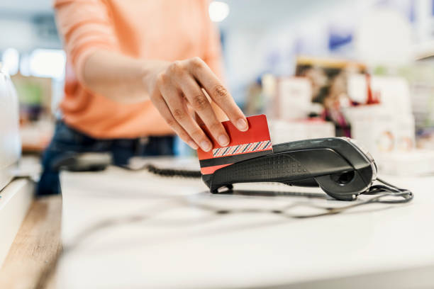 그녀의 신용 카드 있어 그녀의 쇼핑 대상 - retail paying checkout counter cash register 뉴스 사진 이미지