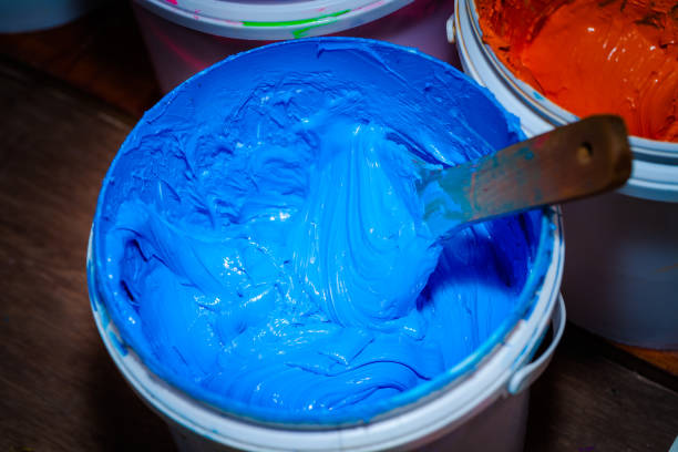 niebieski kolor w białej plastikowej beczce - silk screen paint multi colored blue zdjęcia i obrazy z banku zdjęć