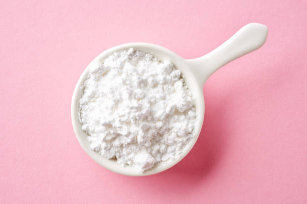 istock Powder sugar on pink background, from above 984878908