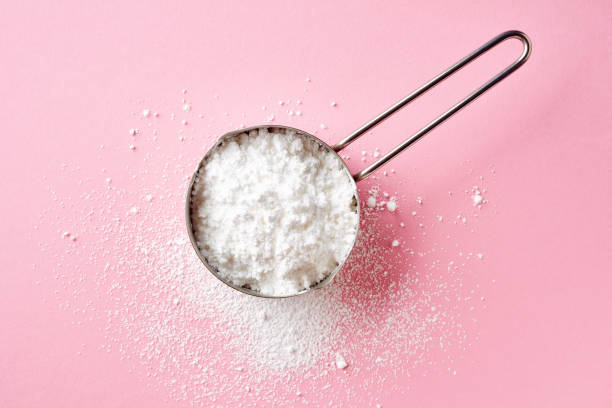 istock Powder sugar on pink background, from above 984879150