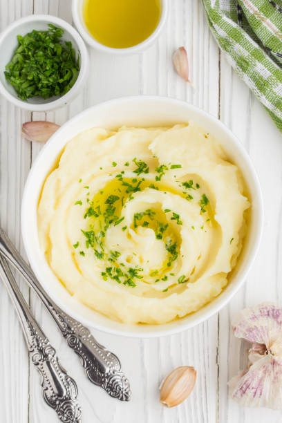 istock Mashed potatoes with parsley and olive oil in a bowl 984909142