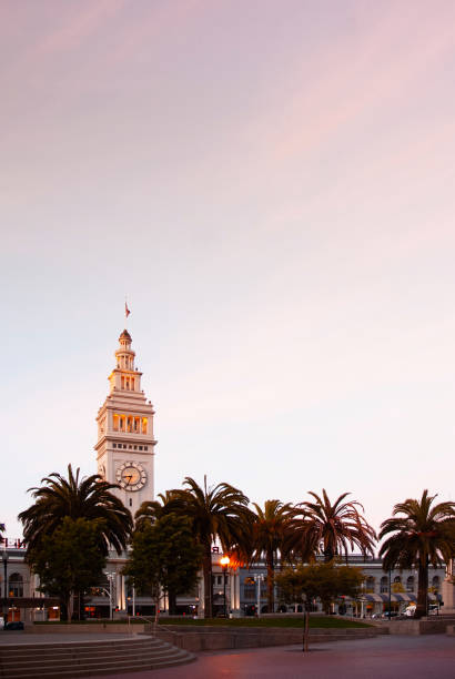 ferry de construire la tour de l’horloge à embarcadero san francisco ciel coucher de soleil du soir - san francisco county sunrise nobody sky photos et images de collection