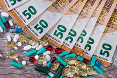 pillen-in-kapseln-mit-euro-banknoten-auf