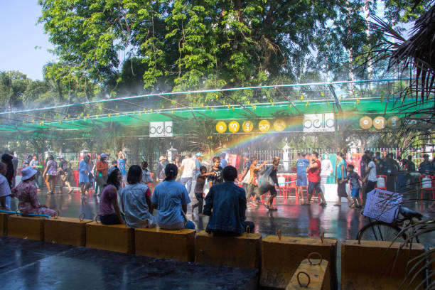 myanmar: festiwal wody thingyan - thingyan zdjęcia i obrazy z banku zdjęć
