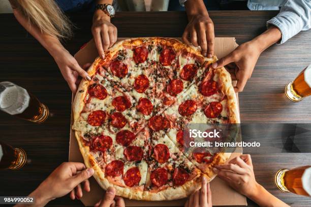 Probieren Sie Stockfoto und mehr Bilder von Pizza - Pizza, Essen - Mund benutzen, Freundschaft