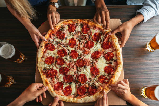 kopać w! - pizza eating african descent lunch zdjęcia i obrazy z banku zdjęć