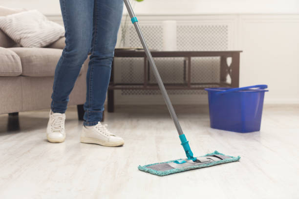 istock Unrecognizable woman with mop ready to clean floor 985012088