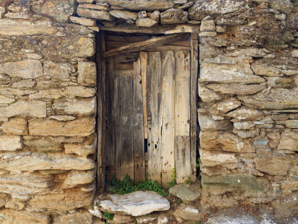 istock Old wooden door 985020278