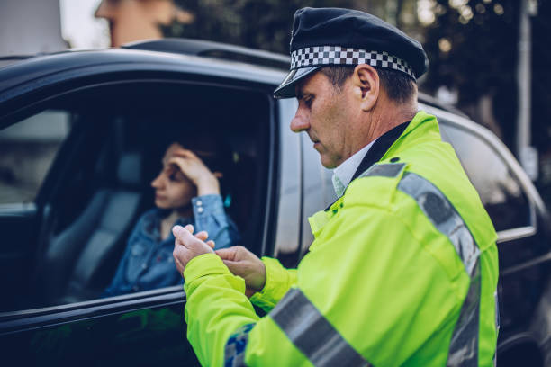 女性警官に制止 - driving car traffic men ストックフォトと画像