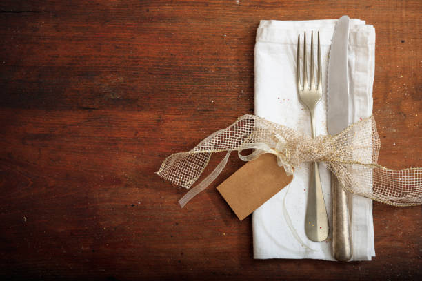 istock Vintage silverware with a blank tag on wooden background 985029946