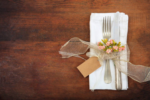 istock Vintage silverware with a blank tag on wooden background 985030116