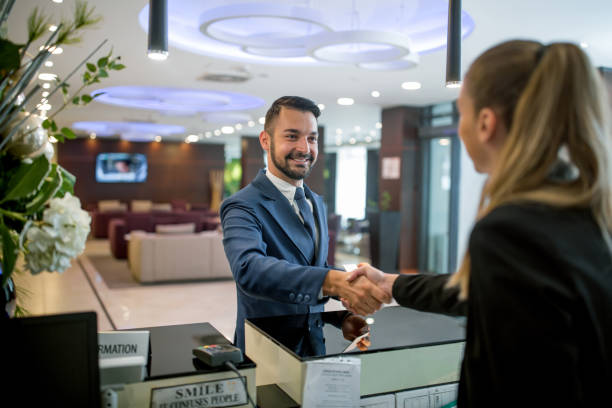 istock Businessman and hotel clerk 985034482