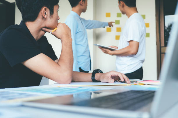 istock Business and Designers brainstorming meeting team 985038938