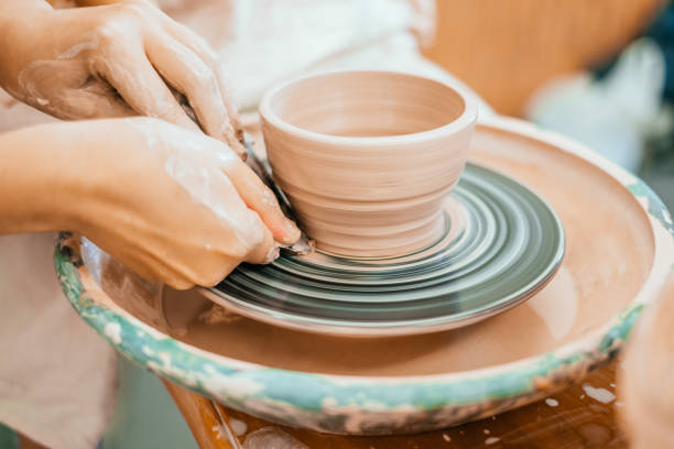 modeling on a potter's wheel - ceramics imagens e fotografias de stock