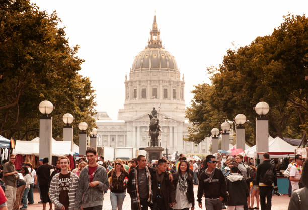 переполненный вечер в мэрии сан-франциско в civic center во время гей-парада - san francisco county government town hall government building стоковые фото и изображения